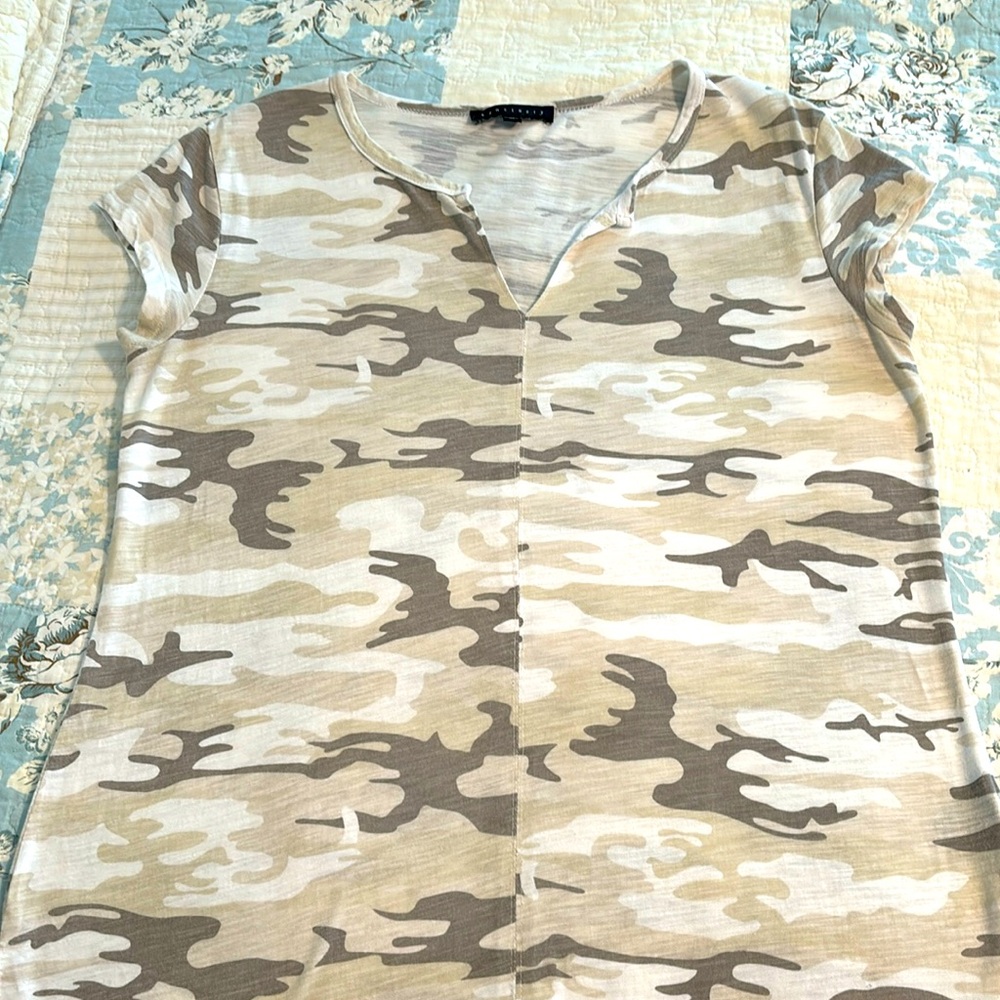SANCTUARY CAMO PRINT TOP-Cap sleeve Size Medium